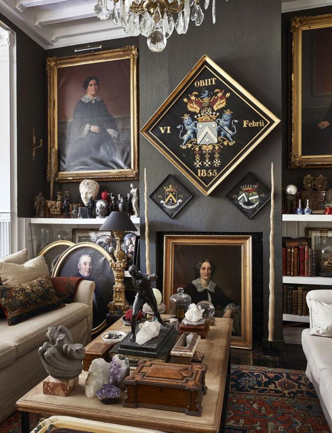 Dans son appartement avec trois pièces en enfilade, Neo Thissen joue avec le contraste noir et blanc et les symétries. Dans la pièce du milieu, des tableaux obiit, des portraits classiques et des fausses défenses de narval attirent tous les regards.