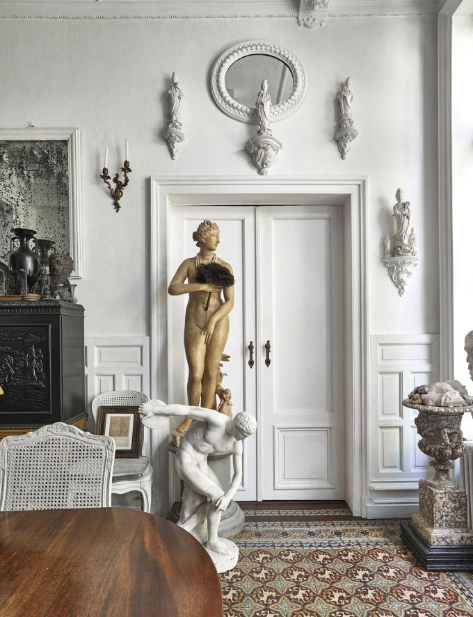 Le jeune antiquaire aime particulièrement les statues classiques. Derrière cette double porte se trouve la cuisine. Neo Thissen mange tous les jours avec des couverts en argent.