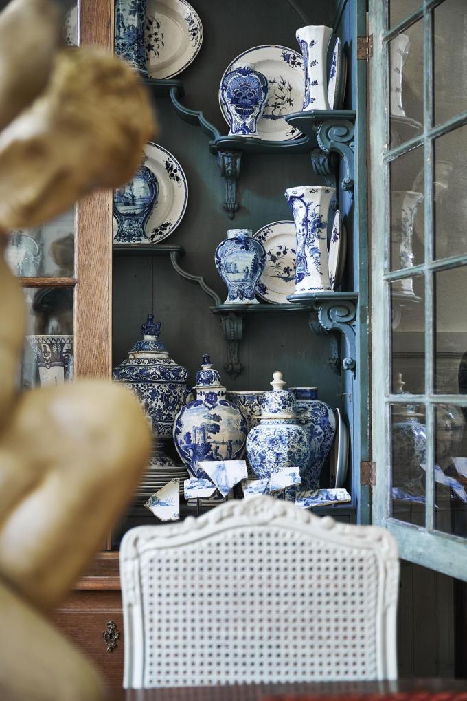 La vitrine abrite une collection de bleu de Delft datant de différentes périodes.