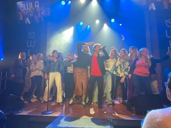 De vrouwen mochten mee op het podium, terwijl Gene zong.