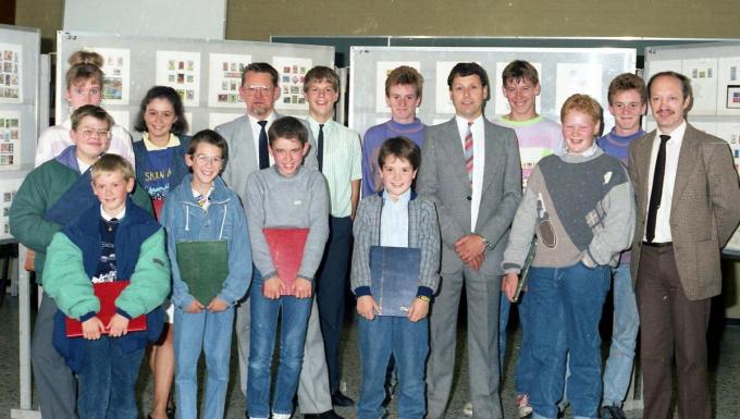 Eind de jaren 80 werd de jeugdafdeling filatelie geleid door Yvan de Séjournet de Ramignies (jeugdvoorzitter) rechts op de foto, Gilbert Nieuwenhuyse (links) en Eugène Minnebo ( midden).