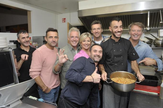 De Romeo's, Christoff en Lindsay in de keuken van het Italiaanse restaurant in Gent, samen met de patron en personeel.