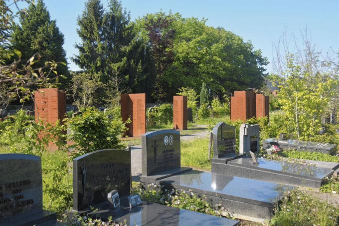 De stenige begraafplaats van Berlaar kreeg een groene make-over van Ontwerpbureau Pauwels. In de cortenstalen ‘boeken’ staan de namen gegrift van de overledenen wier graven verwijderd werden.