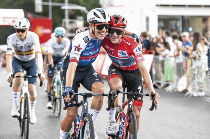 Ilan Van Wilder omhelst ploegmaat Remco Evenepoel: de eindwinst in de Vuelta is binnen.