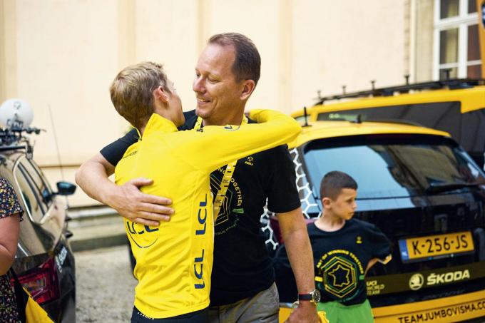 Jonas Vingegaard geeft zijn coach Tim Heemskerk een innige knuffel. 'Jonas oprecht 'thank you' horen zeggen, dat is alles voor mij.'