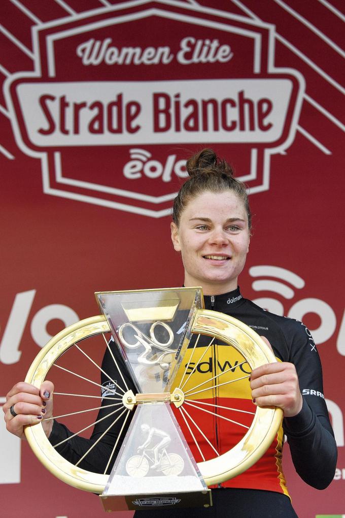 Lotte Kopecky met de trofee van de Strade Bianche, na haar eerste grote voorjaarszege.