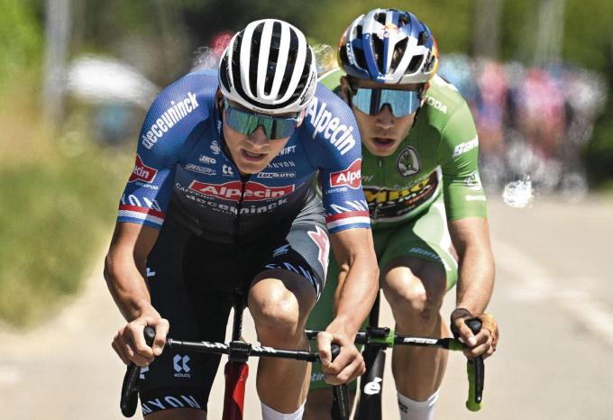 Mathieu van der Poel en Wout van Aert trokken in het begin van de elfde rit van de Tour, richting de Col du Granon, samen in de aanval.