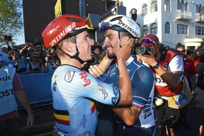 Julian Alaphilippe félicite Remco Evenepoel, son coéquipier chez Quick-Step, après son succès au Mondial de Wollongong.