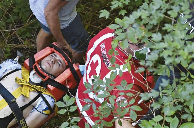 15 août 2020: Remco est évacué par les secours après sa chute dans un ravin au Tour de Lombardie. Ses parents considèrent toujours que c'était un "jour de chance".