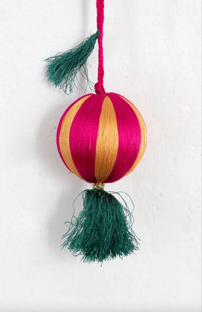 Roze-gouden kerstbal met kwastjes 