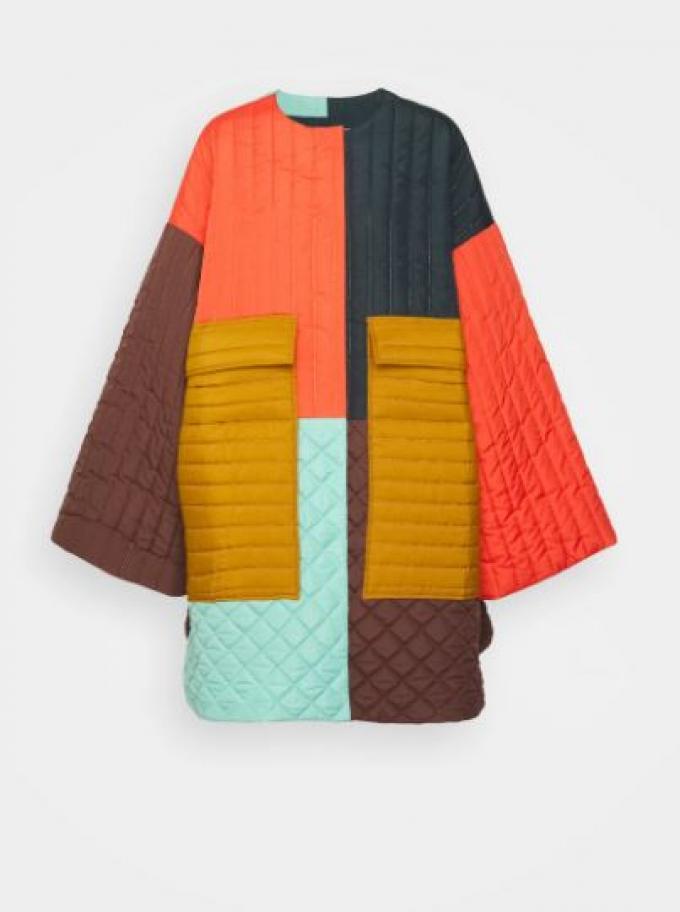 Lange gewatteerde jas met kleurvlakken