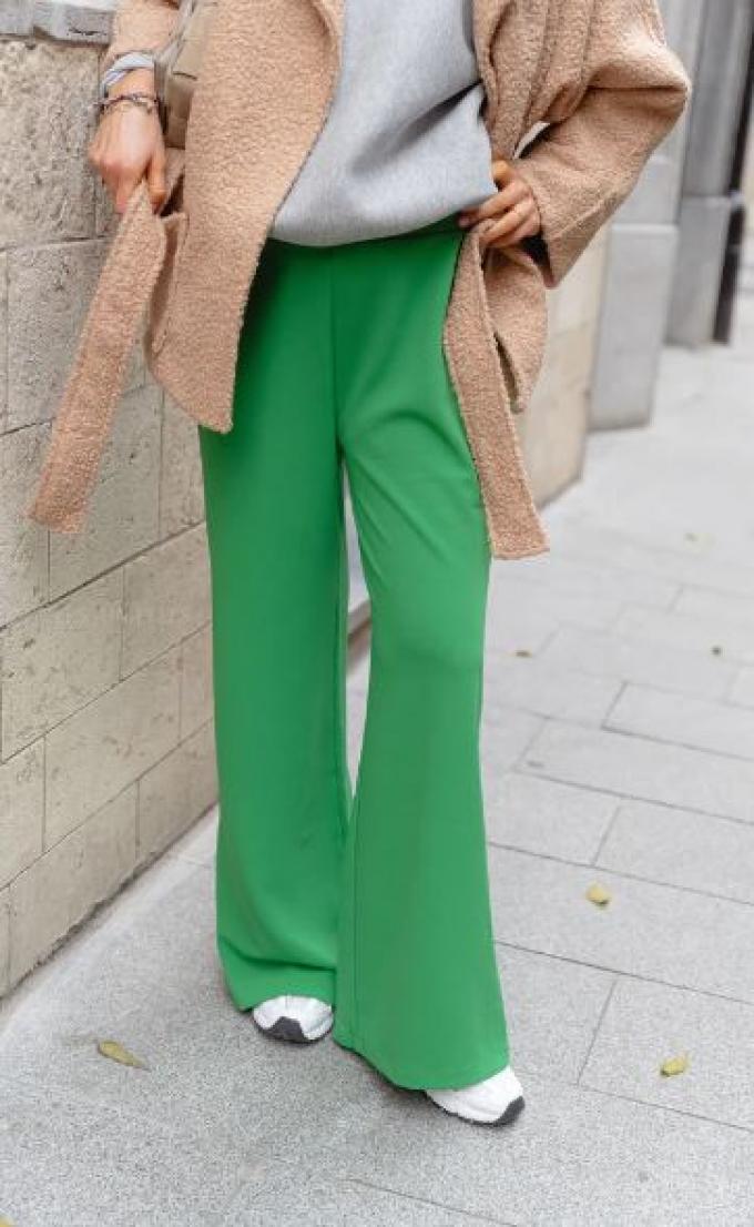 Groene pantalon in loose fit met uitlopende pijpen