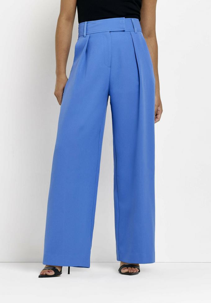 Le pantalon bleu oversize