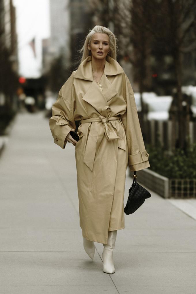 Beige trenchcoat en laarzen