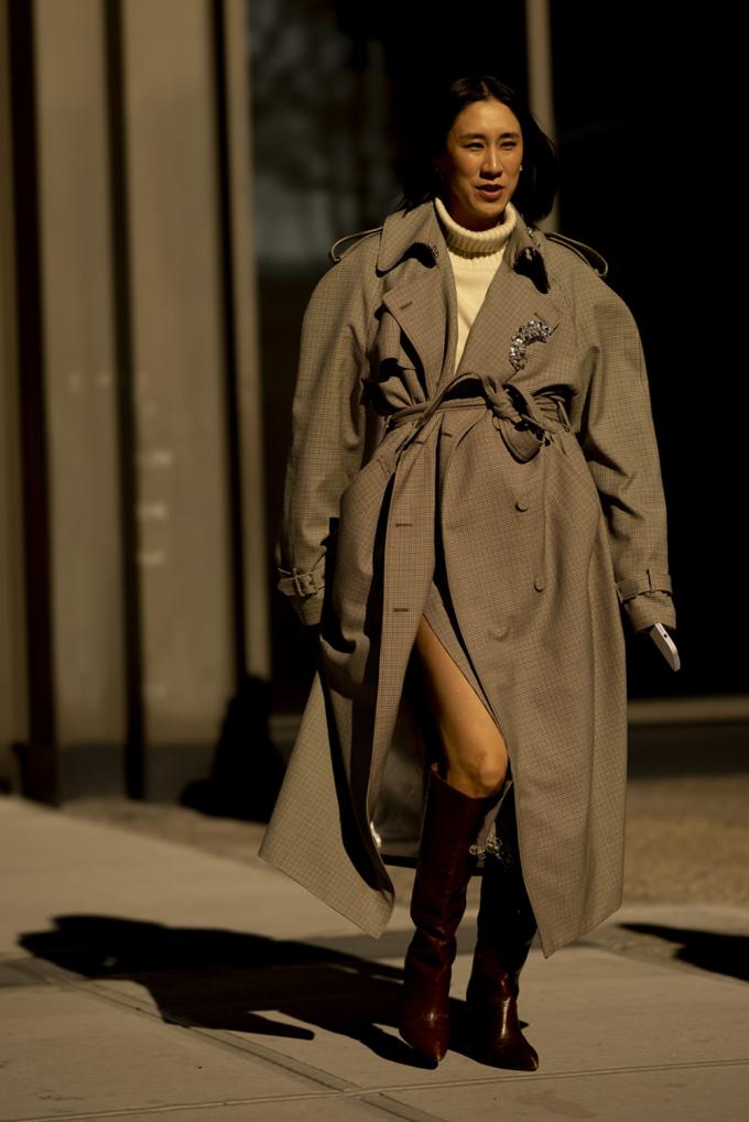 Knielaarzen onder trenchcoat