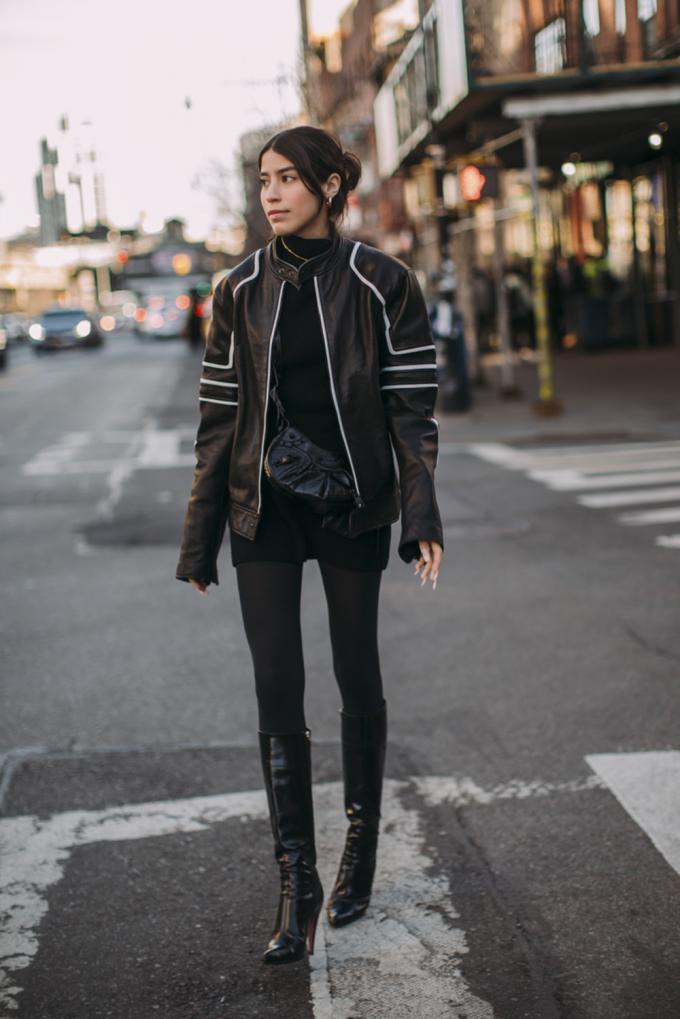 Zwarte outfit en bikerjacket