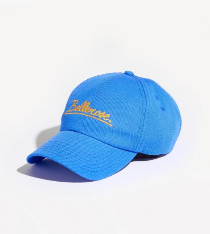 Lichtblauwe baseball cap met logo in okergeel