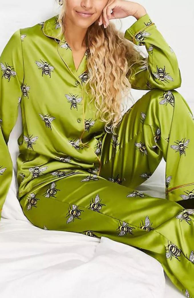 Olijfkleurige pyjama 