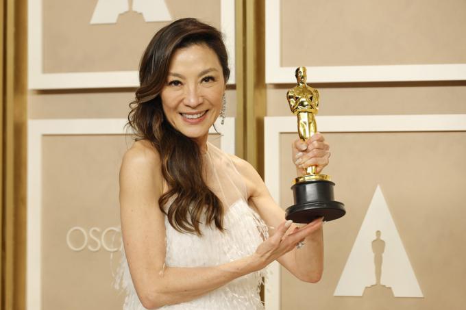 Beste actrice (in een hoofdrol): MICHELLE YEOH in Everything Everywhere All at Once