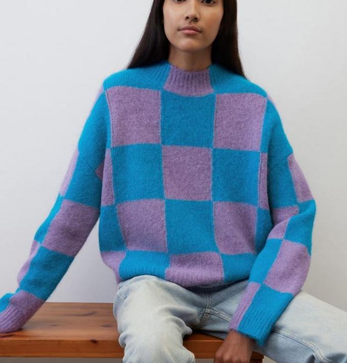 Gebreide trui met kleurvlakken in blauw en roze