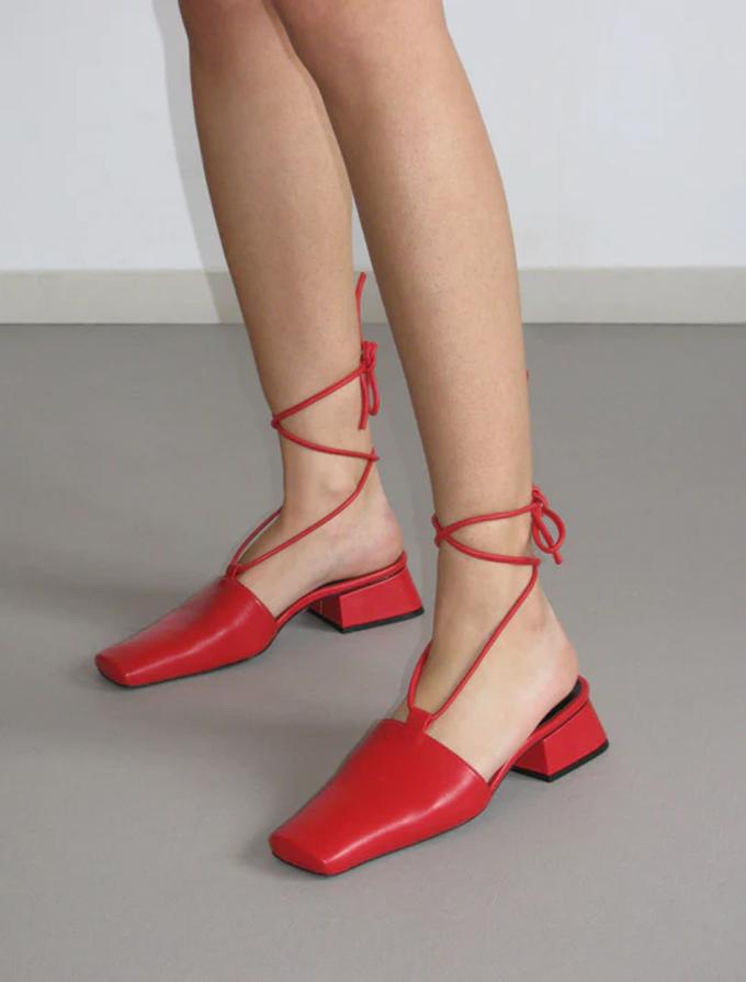 Rode sandalen met linten en blokhak
