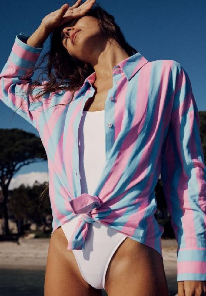Zomerse blouse in blauw en roze met verticale strepen