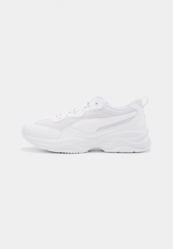 Les sneakers blanches XXL