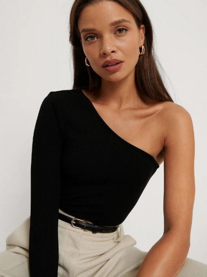 Basic one-shoulder top met nineties vibe