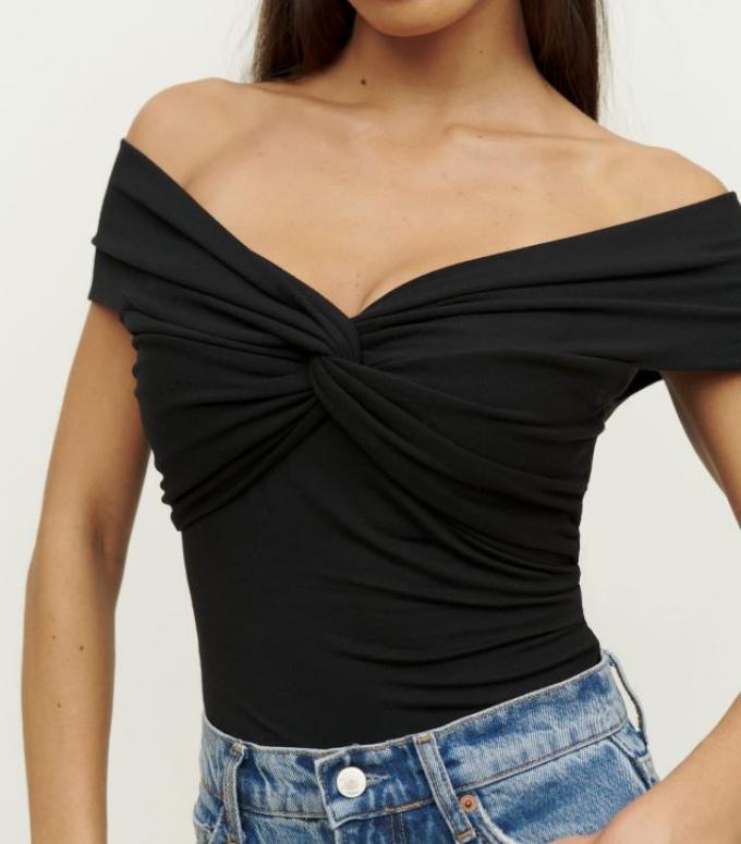 Twisted off-the-shoulder top in zwart