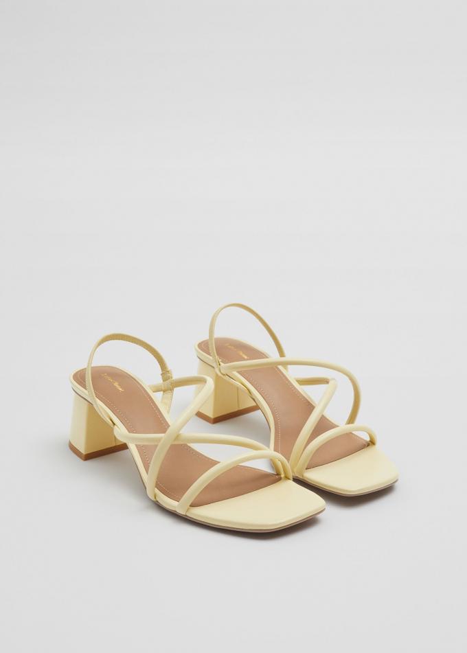 Minimalistische strappy sandalen met blokhak in vanillekleur