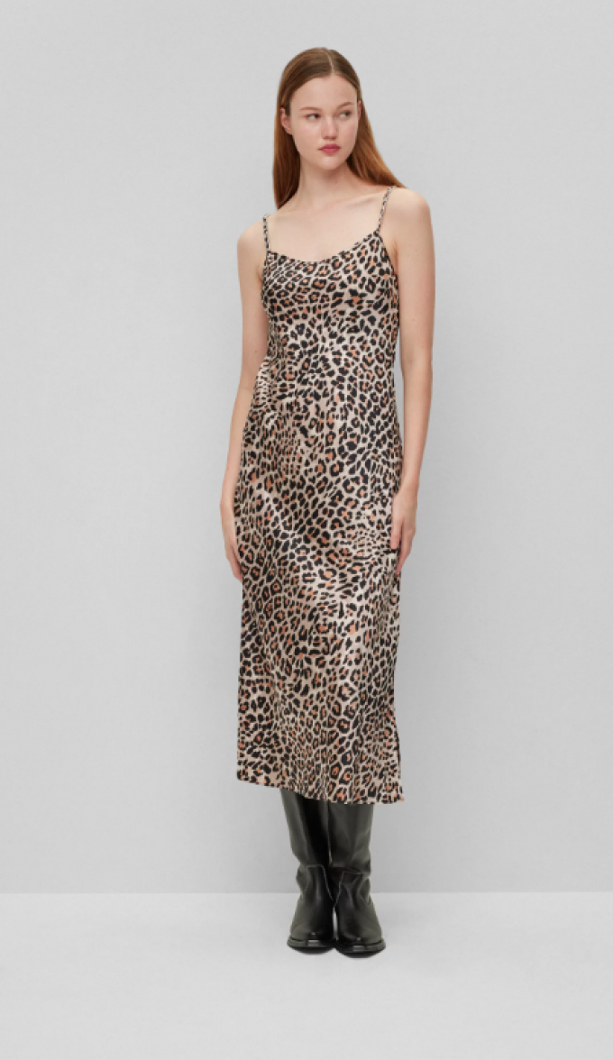 La robe léopard effet satiné
