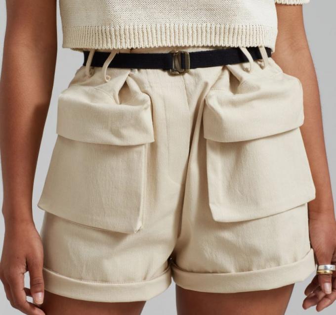 Beige cargoshort met zakken in kort model