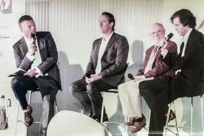 Een foto uit de oude doos: naar aanleiding van de viering van 75 jaar VMS in 2010 was Peter Soete moderator, in gesprek met Frederik Deburghgraeve, Roger Sinnaeve als allereerste oud-leerling van de VMS en Kurt Berteloot, oud-directeur van het volwassenonderwijs en nu verantwoordelijke van het katholiek volwassenonderwijs in Vlaanderen.