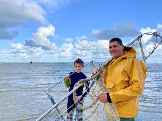 Xavier Holvoet en zijn oudste zoon Xander. “Hij mocht zijn klasgenoten al toespreken tijdens de zeeklassen, zodat hij hen wat kon bijbrengen over de vissen en de zee”, vertelt mama Charlotte.