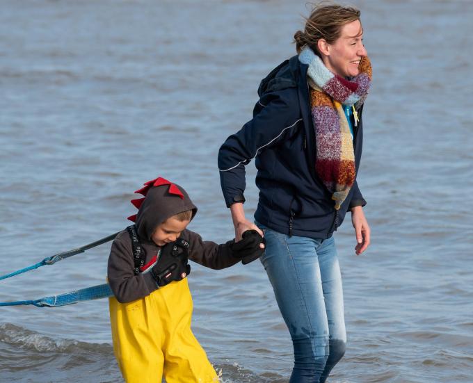 Omdat de gevulde netten heel zwaar kunnen zijn, helpt mama Charlotte soms een handje mee met Seppe.