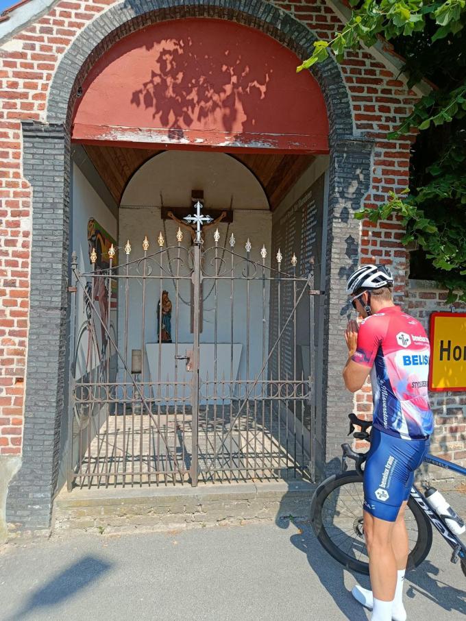 Schietgebedje voor een goed resultaat aan de kapel van de Ronde van Vlaanderen in Horebeke