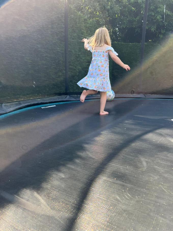 Als ontspanning met de dochter op de trampoline.