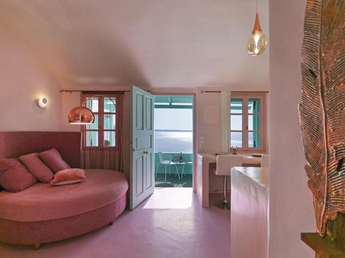 Une suite Airbnb sur l’île grecque de Santorini.