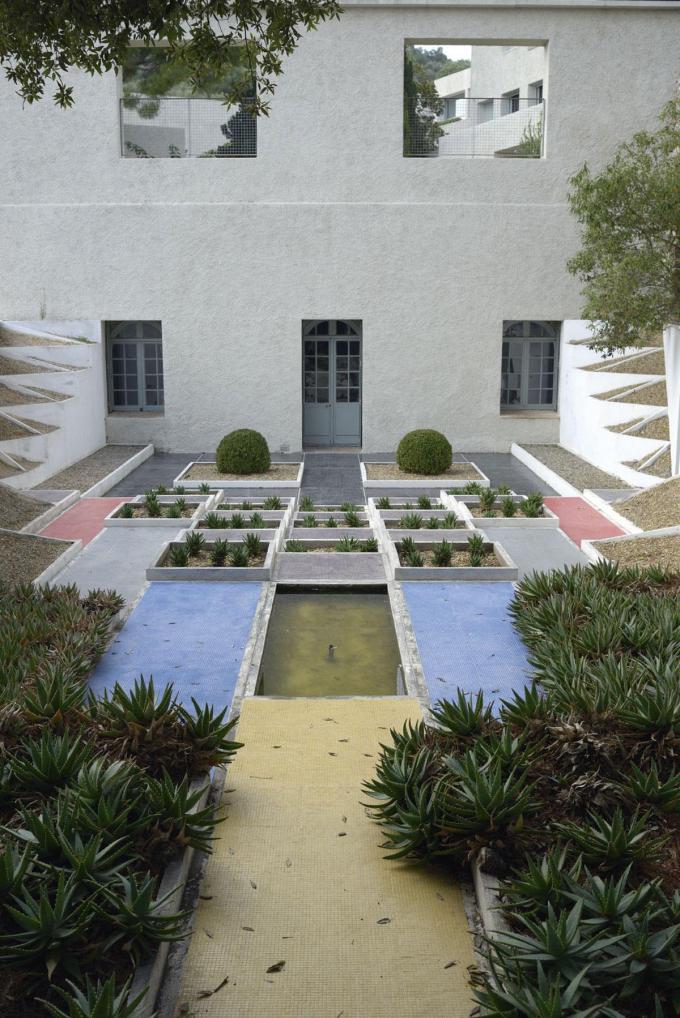 Le jardin cubiste, constitué d’un damier de carrés en escalier.