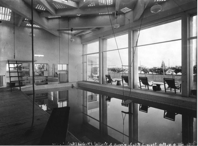 La piscine couverte, la première en France, et ses fauteuils Transat signés Mallet-Stevens.