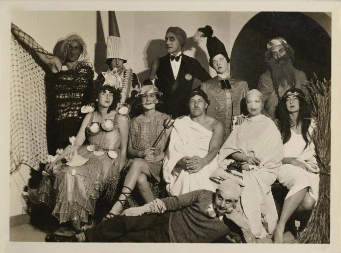 Bal costumé, avec le couple de Noailles, lors du tournage des Mystères du château du Dé de Man Ray, en 1929.