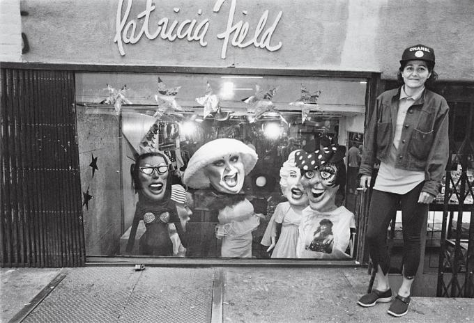 Patricia Field devant sa deuxième boutique.