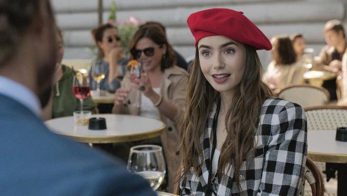 Lily Collins dans Emily in Paris.