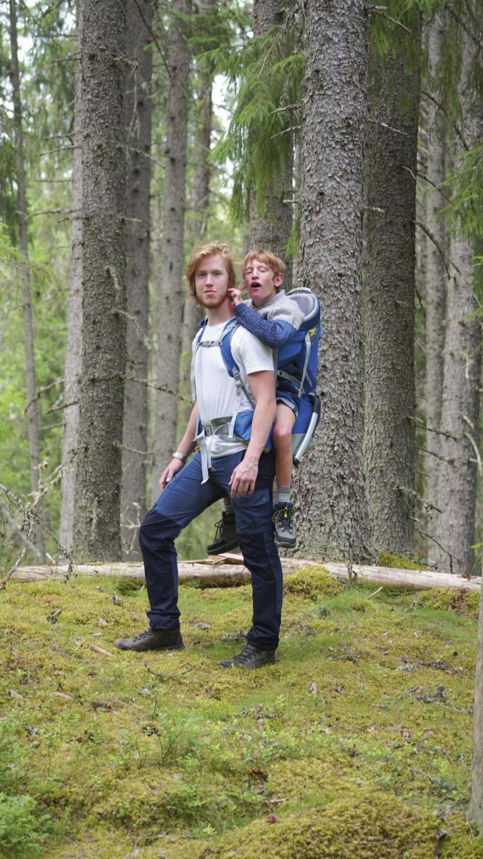 Jerom porté par son frère Tibo, en 2022, à Styggforsen, en Suède.
