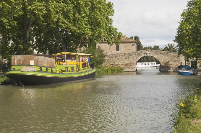 Le Somail et sa péniche-épicerie.