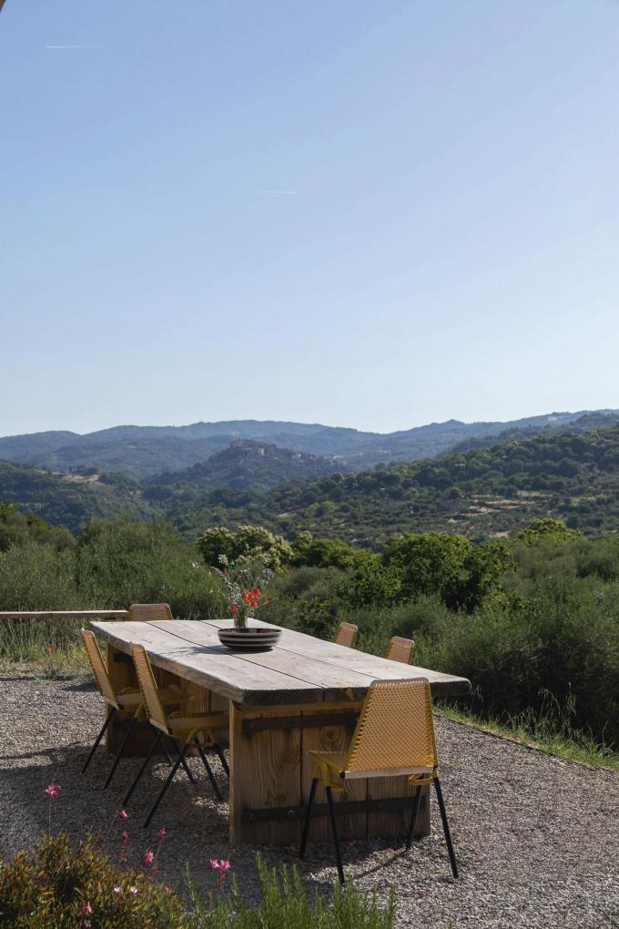 De la terrasse, on peut contempler l’oliveraie.