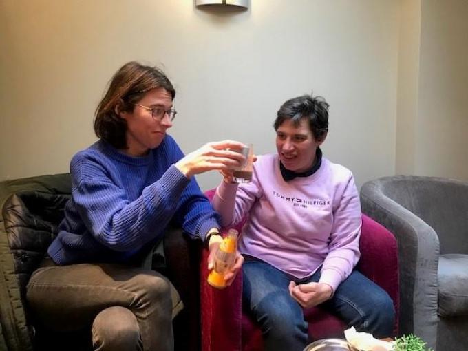 Samen met tweelingzus Caroline, met wie ze een intense band heeft. (GF)