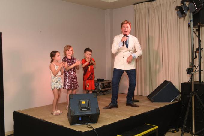 De opvolging is verzekerd: Jo Vally op het podium, samen met drie van zijn vijf kleinkinderen Stan, Lio en Noa.