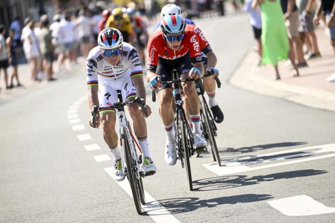 Remco Evenepoel haalde het in een spurt met twee van Alec Segaert.