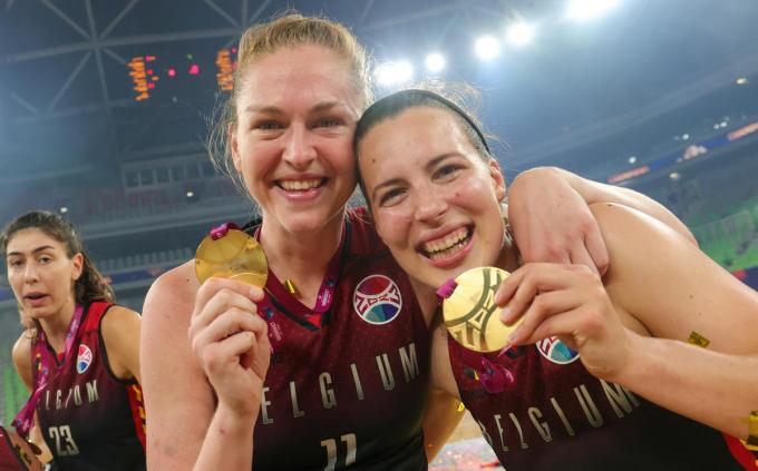 Emma Meesseman en Antonia Delaere, dolblij met hun medaille.